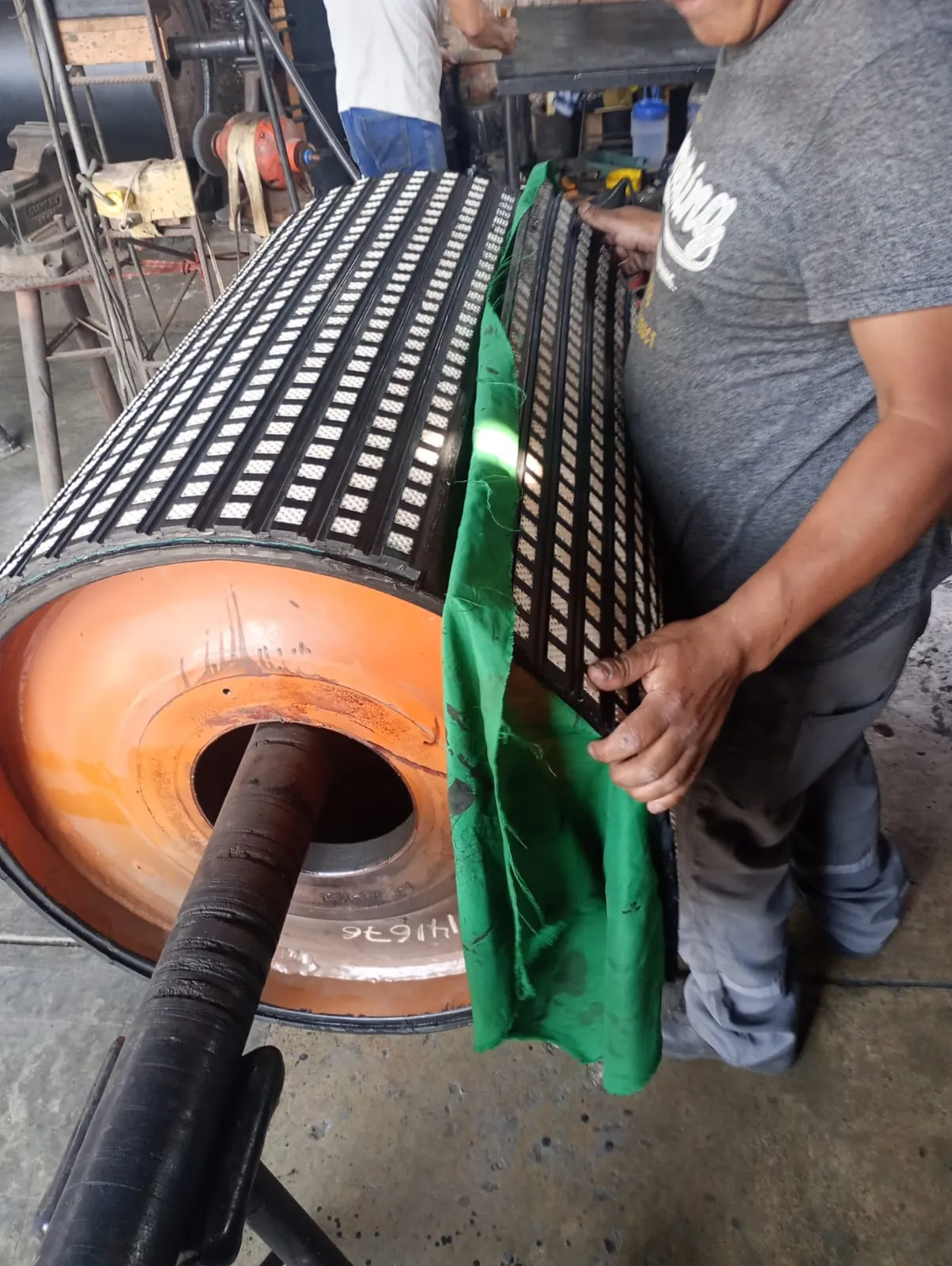 Ceramic lagging in customers'conveyor pulley  workshop